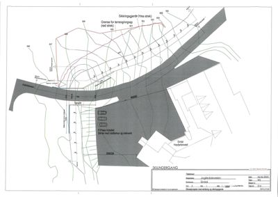 Situasjonsplan som viser tomtens grenser, bygninger (P-Plass Hotellet, Sirdal Høyfjellshotell), veier (Juglekleivveien), skråninger og sikringsgjerdet.