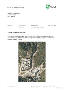 Ortofoto (luftfoto) av et område med hus og en bekkenløp, inkludert en tekstbeskrivelse om tiltak langs Svartupsbekken.