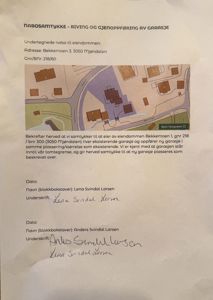 Situasjonsplan som viser eiendomsgrenser, naboeiendommer og plassering av bygninger på tomten.