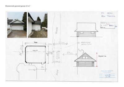 Bildet viser en tegning med etasjeplan (fotplan) av en garasje med mål, samt en fasadetekning og en høydetegning. Det er også inkludert to små fotografier av den eksisterende garasjen.