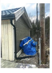 Fotografi av en bygning under eller etter utvendig arbeid, med håndskrevne notater om bredde og høyde.