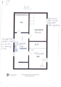 Plantegning av kjelleretasje med romoppdeling (BOD, KJELLERSTUE, VASKEROM, BAD/VASKEROM) og håndskrevne notater om dimensjoner og endringer.