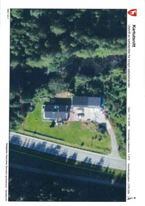 Kartutsnitt (flyfoto) som viser eiendom med hus, vei og skog. Inneholder teknisk informasjon om datoen, koordinatsystem og målestokk.