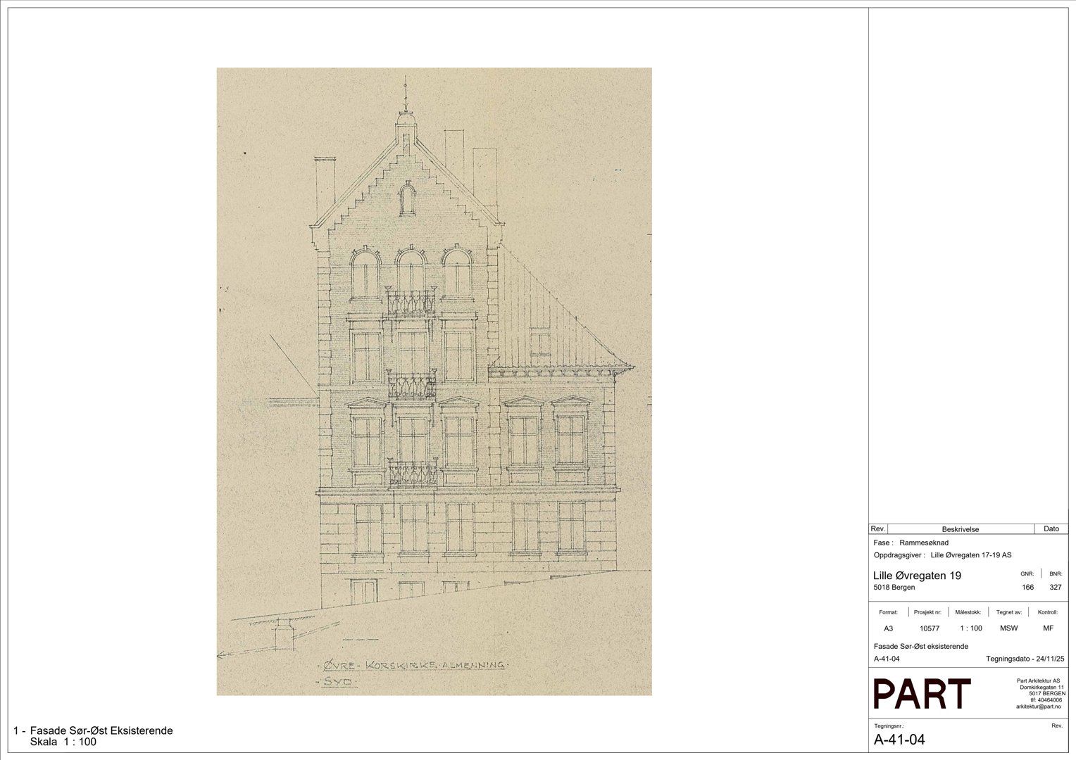 Fasadetegning av eksisterende bygning (Lille Øvre-gaten 19) med detaljer om vinduer, balkonger og takform.