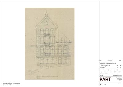 Fasadetegning av eksisterende bygning (Lille Øvre-gaten 19) med detaljer om vinduer, balkonger og takform.