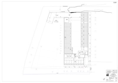 Etasjeplan (E-01) som viser romfordeling, veggposisjon og dimensjoner for en bygning.