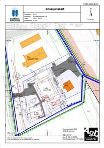 Situasjonskart som viser tomtens grenser, naboeiendommer, veier og planlagt bygningsplassering.