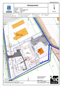 Situasjonskart som viser tomtens grenser, naboeiendommer, veier og bygningsplassering med mål.