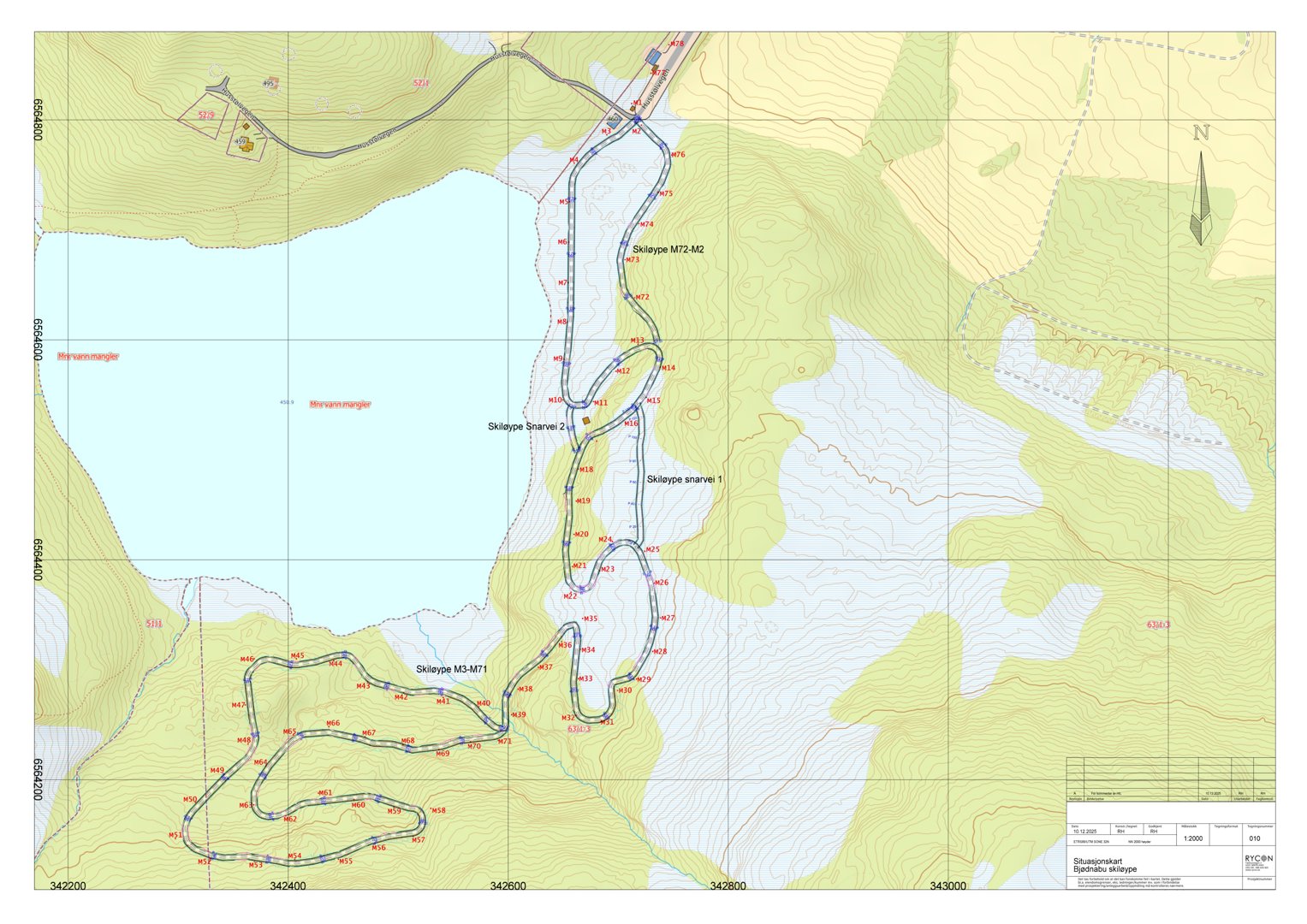Situasjonsplan som viser et skiløyperenn (Skisenteret) med omgivende terreng, høydemålerlinjer, vann (Hornstrandfjorden) og infrastruktur.