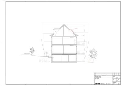 Snittegning (Snitt A-A) som viser bygningens tverrsnitt, høyder, trapp og situasjon.