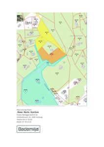 Situasjonsplan som viser eiendomsnummer, grenser, og bygningsplasseringer i et område.