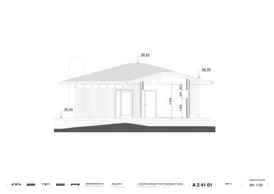 Fasadetegning som viser bygningens utseende fra fronten, inkludert takform, dører, vinduer og høydemål.