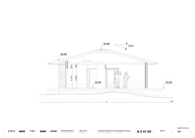 Snittegning (tverrsnitt) som viser bygningens høydeprofil, takhelling og innvendige romshøyder.