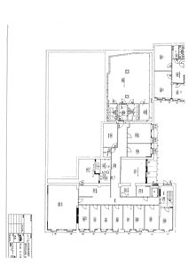 Etasjeplan (1. etg) som viser romfordeling, vegger, dører og trapp i en bygning.