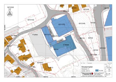 Situasjonsplan som viser tomtedeling, bygningers plassering (blå felter) og omgivelsene (gule felt) med eiendomsgrenser og høydeforhold.