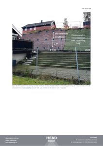 Fotografi av en eksisterende eller planlagt sikringskonstruksjon (erosjonsnett/natursteinmur) med overlagte mål og retninger.