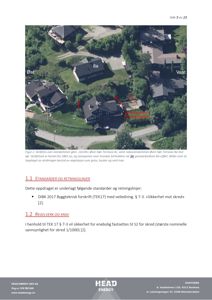Et skråfotografi (luftfoto) som viser eiendomene 8a og 8c, med retningssymboler (Øst/Vest) og en tekstmarkering om skredfare.