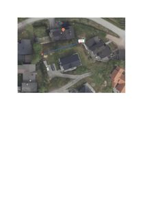 Flyfoto eller satellittbilde av et nabolag med hus, veier og tomter, med digitale markører (pinner og linjer) som indikerer avstand eller plassering.