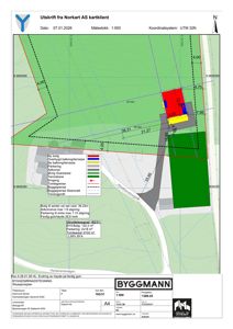 Situasjonsplan som viser tomtens beliggenhet, grenser, høydekurver og planlagt bebyggelse med BYA-oppsett.