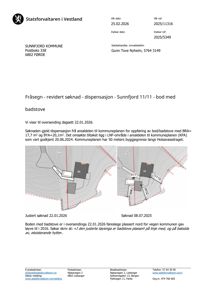 Et dokument fra Statsforvalteren i Vestland som viser to situasjonskart (map) som illustrerer to ulike plasseringsalternativer for en bod/badstove på eiendommen Sunnfjord 11/11.