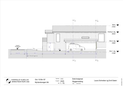 Snitttegning som viser bygningens høydeprofil, takhøyder, terrengforhold og relasjon til naboeiendom.