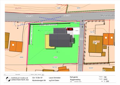 Situasjonsplan som viser tomtens grenser (grønt), nabotomter (brunt), veier (grå), og detaljer om nygjerde med mål og avstander til vei.