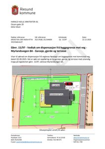 Situasjonsplan som viser tomtens grenser, eksisterende og planlagt bygning (garasje), gjerde og terrasse med dimensjoner.