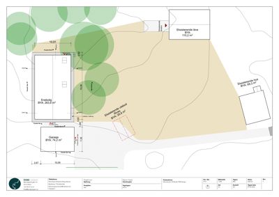 Situasjonsplan som viser tomtens form, eksisterende bygninger (Enebølle, Garasje, Eksisterende løve/toys), beplantning og arealoppdelinger.
