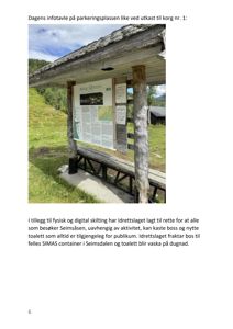 Fotografi av en infotavle på en parkeringsplass med tekst om fasiliteter ved Seimsdalen.
