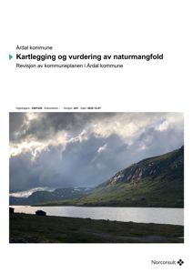 Fotografi av et naturlandskap med fjell, vann og skyer, som illustrerer temaet for naturmangfold i dokumentet.
