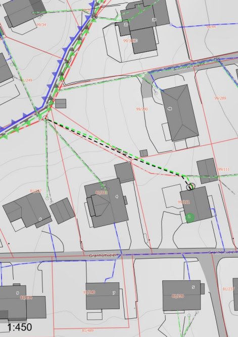 Situasjonsplan som viser tomt, bygninger, veier (Granholtveien), og tekniske installasjoner (grønne og blå linjer) med målestokk 1:450.