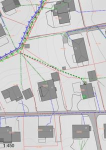 Situasjonsplan som viser tomt, bygninger, veier (Granholtveien), og tekniske installasjoner (grønne og blå linjer) med målestokk 1:450.