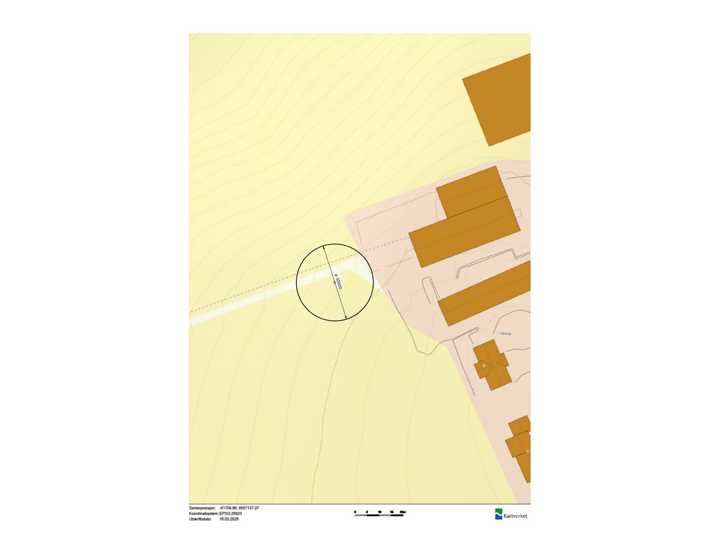 Situasjonsplan som viser tomtens form, høydeforskjeller (konturlinjer), eksisterende bygninger og en planlagt plassering for et nytt bygg (markert med sirkel).