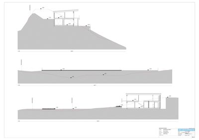 Snittegning som viser bygningens plassering i terrenget, høydemål og konstruksjon.