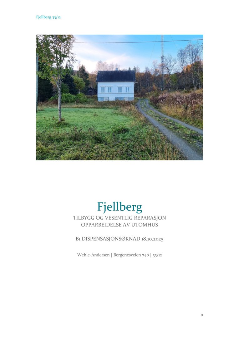 Fotografi av et hvitt utemhus med svart tak, omgitt av grønt og trær.