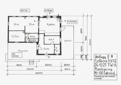 Plantegning som viser romfordeling (stue, kjøkken, soverom, bad) og dimensjoner for en bygning med markerte endringer.