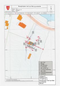 Situasjonsplan som viser eksisterende og nye tiltak (hus, terrasse, vei, tank) med angitte avstander til naboeiendom og vassdrag.