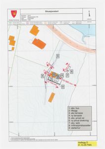 Situasjonskart som viser eiendomsgrunn, eksisterende og nye bygninger, terrasser, stier og dimensjoner for en byggesak.