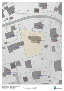 Situasjonsplan som viser tomt, bygninger og gater med koordinater og referanser.