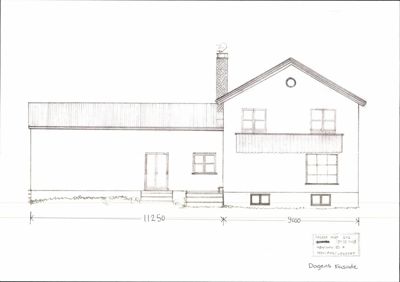 En tegning som viser fasaden mot syd for en bygning, med mål og beskrivelse av dagens tilstand.