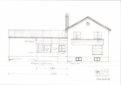 En håndtegnet fasadetegning av en bygning med mål og notasjoner.