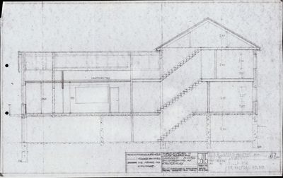 Snittegning som viser tverrsnittet av en bygning, inkludert etasjer, trapper og høyder.