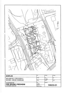 Situasjonsplan (borplan) som viser plassering av en boligbygning i forhold til tomme, vei og nabolag.
