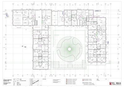 Etasjeplan (1. etasje) som viser romfordeling, vegger og en stor sirkulær struktur i midten.