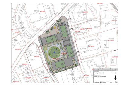 Situasjonsplan som viser tomtens plassering i forhold til nabolag, veier og andre eiendommer, med angitte mål og koter.