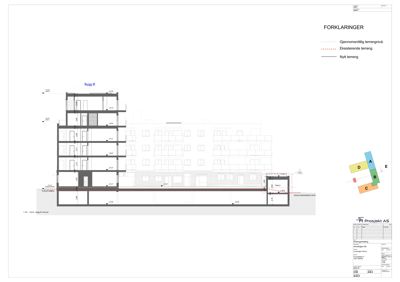 En snittegning som viser bygningens tverrsnitt, romhøyder, terrennforhold og grunnkonstruksjon.