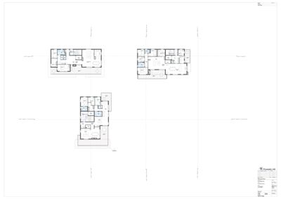 Etasjeplaner som viser romfordeling og plassering for tre ulike etasjer av en bygning.