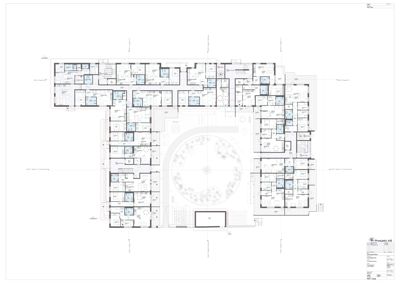 Etasjeplan som viser romfordeling, vegger og et sentralt utemiljø i en bygning.