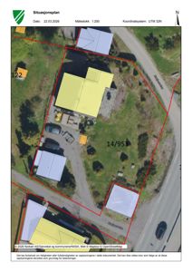 Situasjonsplan som viser en tomt med bygninger, vegger og veier sett fra oven.