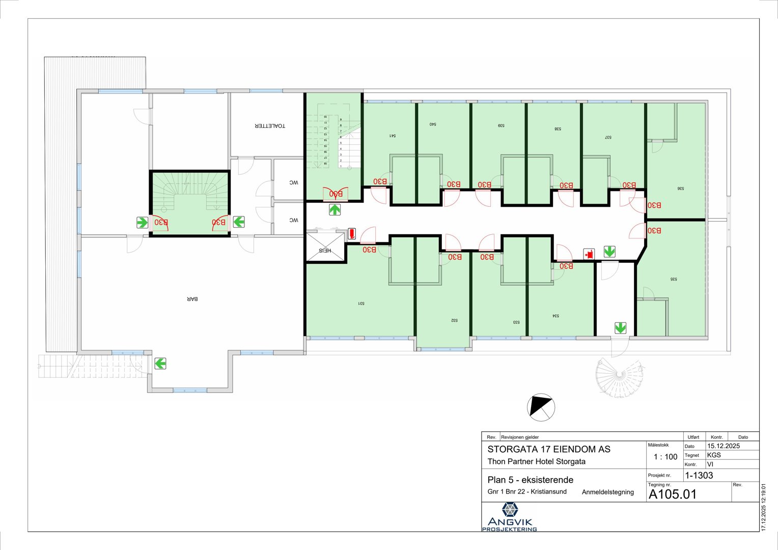 Etasjeplan (Plan 5) som viser romfordeling, dører og trapper i en bygning.